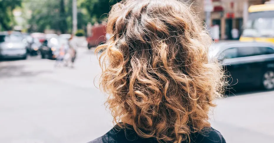 rambut keriting dan mengembang