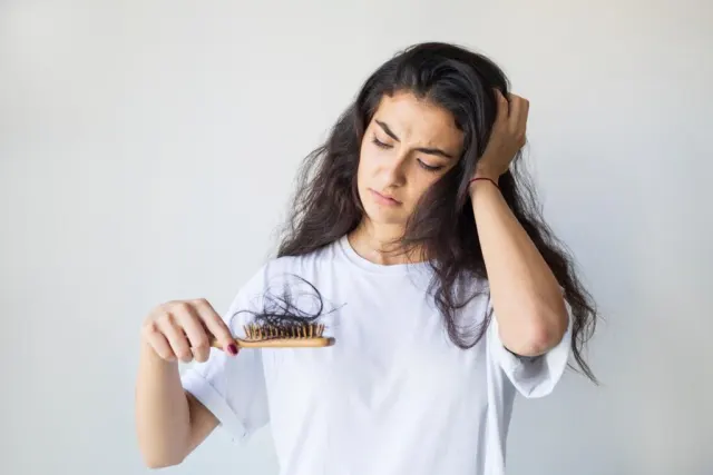 Cegah Kebotakan! 7 Cara Efektif Mengatasi Rambut Rontok dari Akar