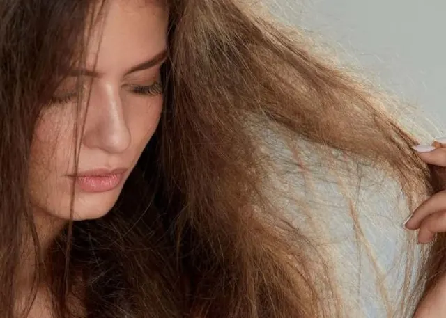 Rambut Kering Seperti Jerami? Ini 7 Cara Ampuh Mengembalikan Kilau Alaminya